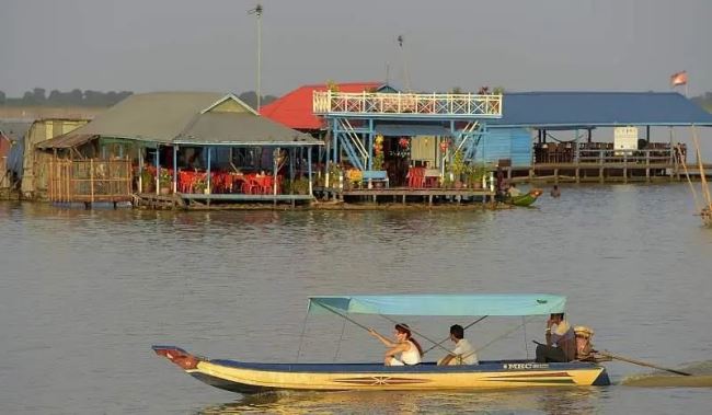 70万人“飘浮”在东南亚最大淡水湖上，无身份无国籍